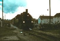 Das Bild zeigt die alte Bahnlinie mit dem von einer Dampflok gezogenen Zug