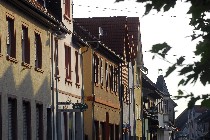 Das Bild zeigt einen Ausschnitt von Häuserfassaden in der Schwetzinger Straße