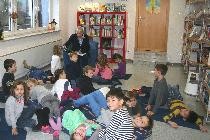 Das Foto zeigt Kinder bei einer Vorlesestunde.