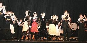 Das Bild zeigt das Ensemble "Bagad Men Glaz" bei seiner Darbietung in der Rheinhalle