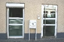 Bild zeigt den Eingang des Gebäudes für den Polizeiposten