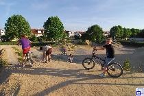 Jugendliche mit ihren Bikes auf dem Parcours
