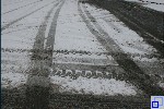 Bild zeigt Reifenspuren im Schnee