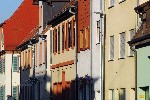 Bild zeigt den Ausschnitt einer Häuserfront in Ketsch