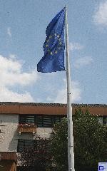 Das Bild zeigt die Europafahne vor dem Rathaus-Gebäude