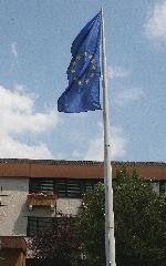 Das Bild zeigt die Europafahne vor dem Rathaus-Gebäude