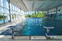 Schwimmbecken im Hallenbad