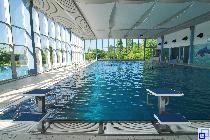 Schwimmbecken im Hallenbad
