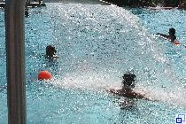 Bild zeigt einen Teil des Sportbeckens im Freibad mit kleinem Wasserfall zur Rückenmassage