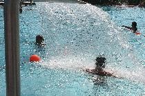 Bild zeigt einen Teil des Sportbeckens im Freibad mit kleinem Wasserfall zur Rückenmassage