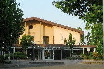 Bild zeigt eine Vorderansicht des Rheinhalle mit dem Eingang