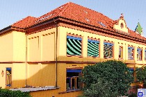 Bild zeigt eine Außenansicht auf das Gebäude der Alten Schule