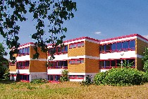 Bild zeigt eine Außenansicht auf das Gebäude der Neurottschule