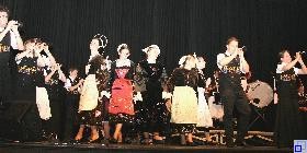 Das Bild zeigt das Ensemble "Bagad Men Glaz" bei seiner Darbietung in der Rheinhalle