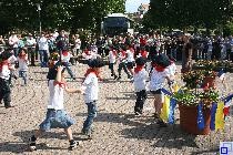 Das Bild zeigt die Begrüßung der französischen Gäste mit einer Tanz-Aufführung des Johanneskindergartens
