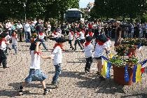 Das Bild zeigt die Begrüßung der französischen Gäste mit einer Tanz-Aufführung des Johanneskindergartens