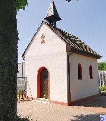 Das Bild zeigt eine Außenansicht der Sankt-Anna-Kapelle