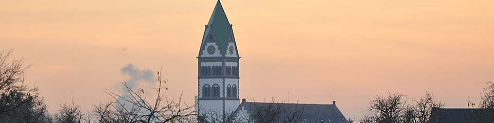 Bild zeigt den Blick auf den Sankt-Sebastian-Kirchturm im Abendrot