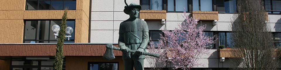 Bild zeigt die Enderle-Statue am Rathaus mit blühendem Kirschbaum im Hintergrund