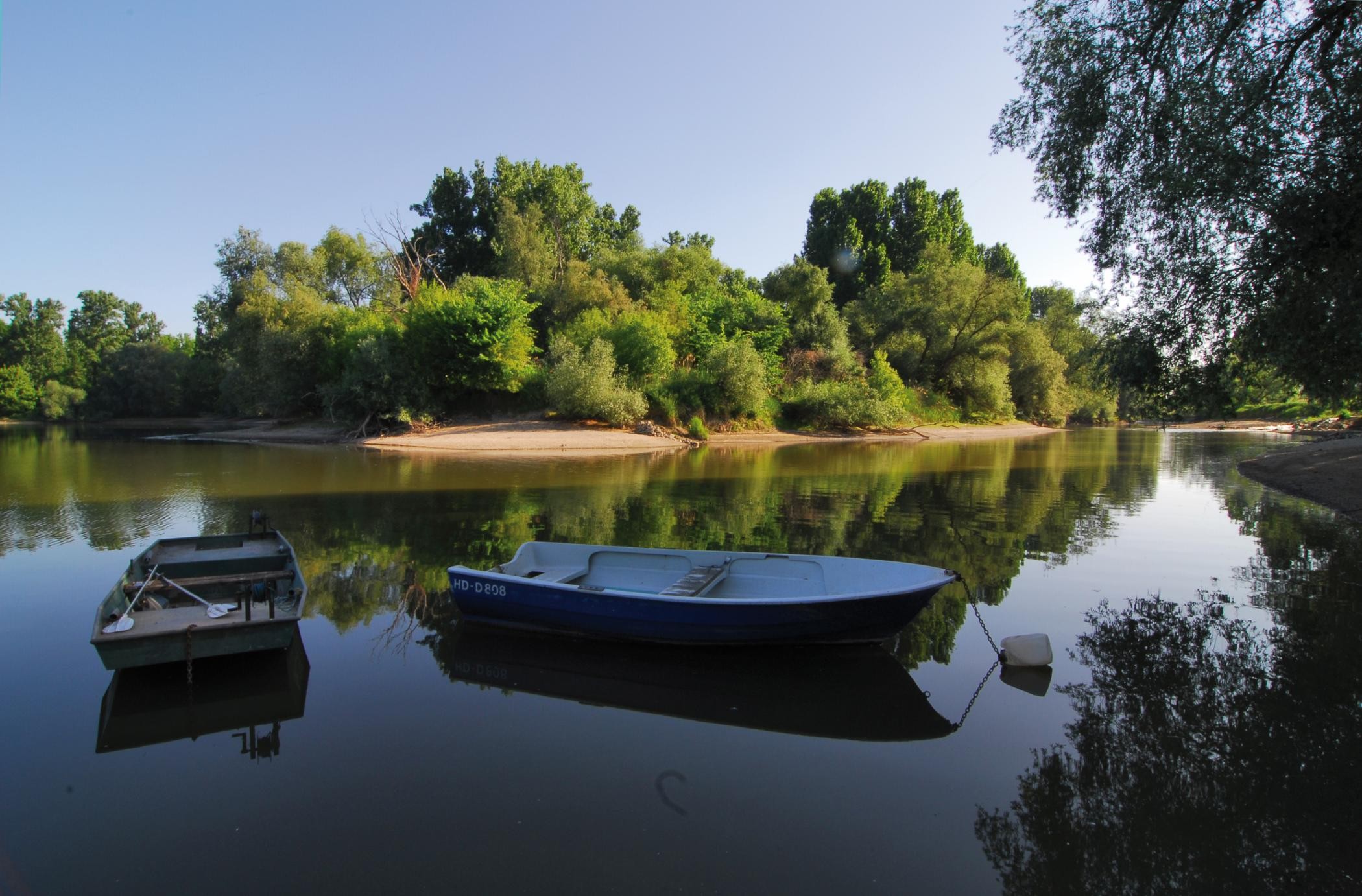 Altrhein mit Booten in der Abendstimmung