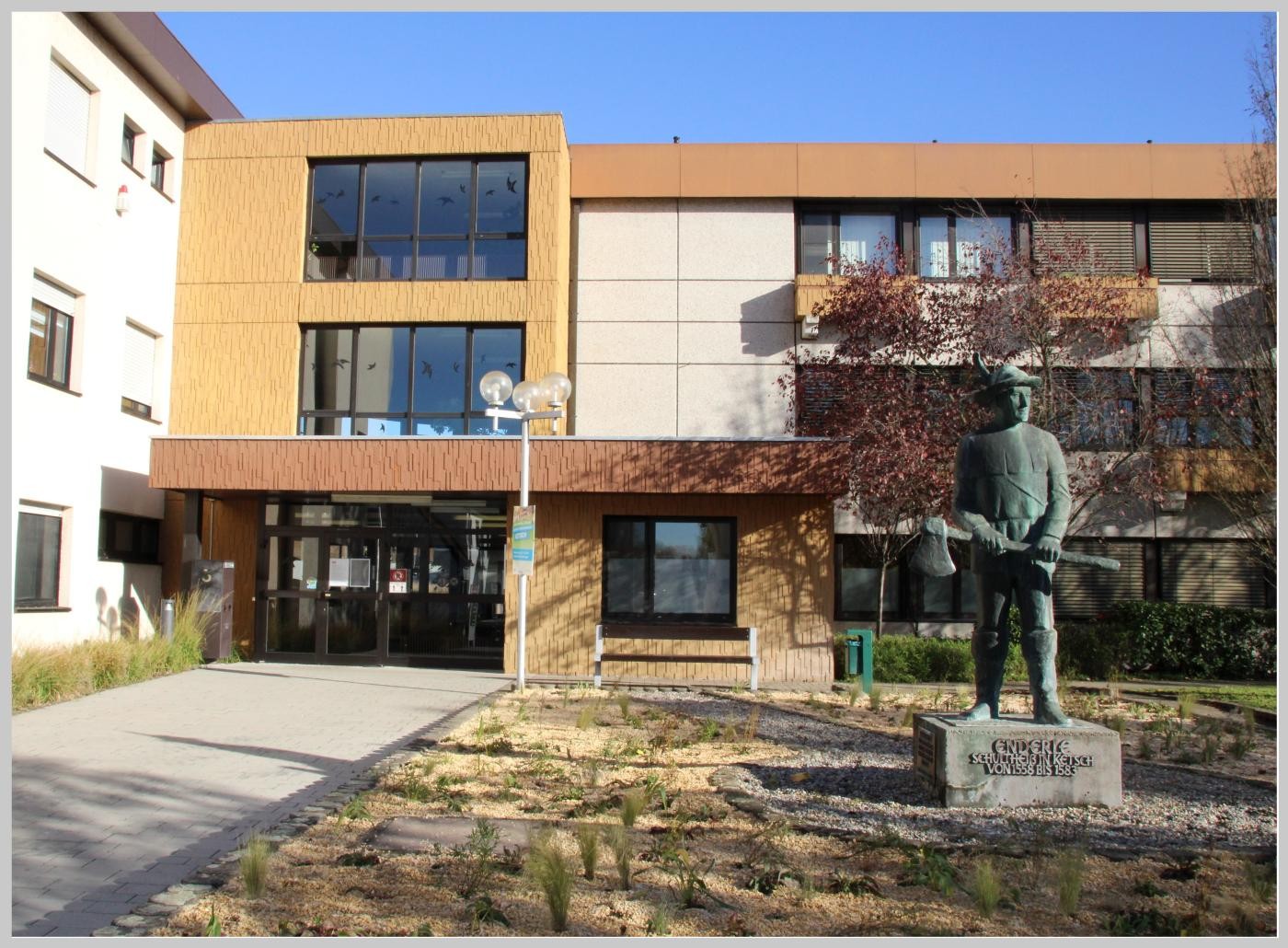 Vorderansicht Rathausgebäude