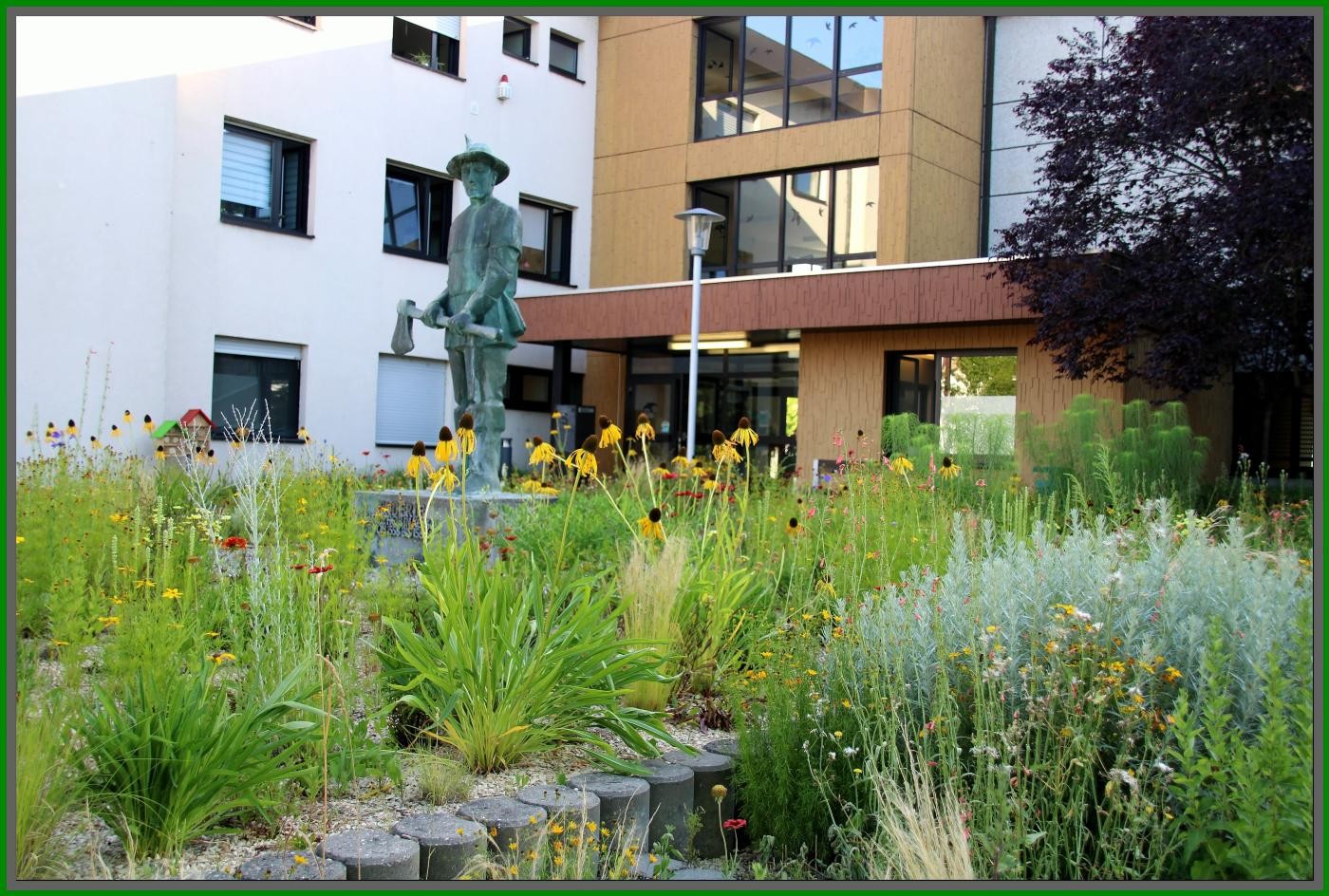 Rathausgebäude mit Vorplatz