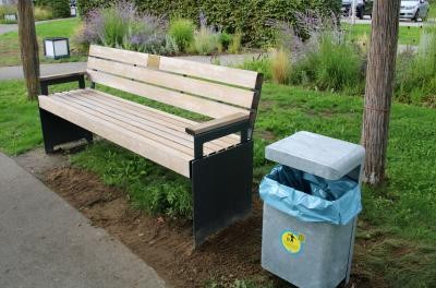 Schwätzbänkl und nebendran Papierkorb
