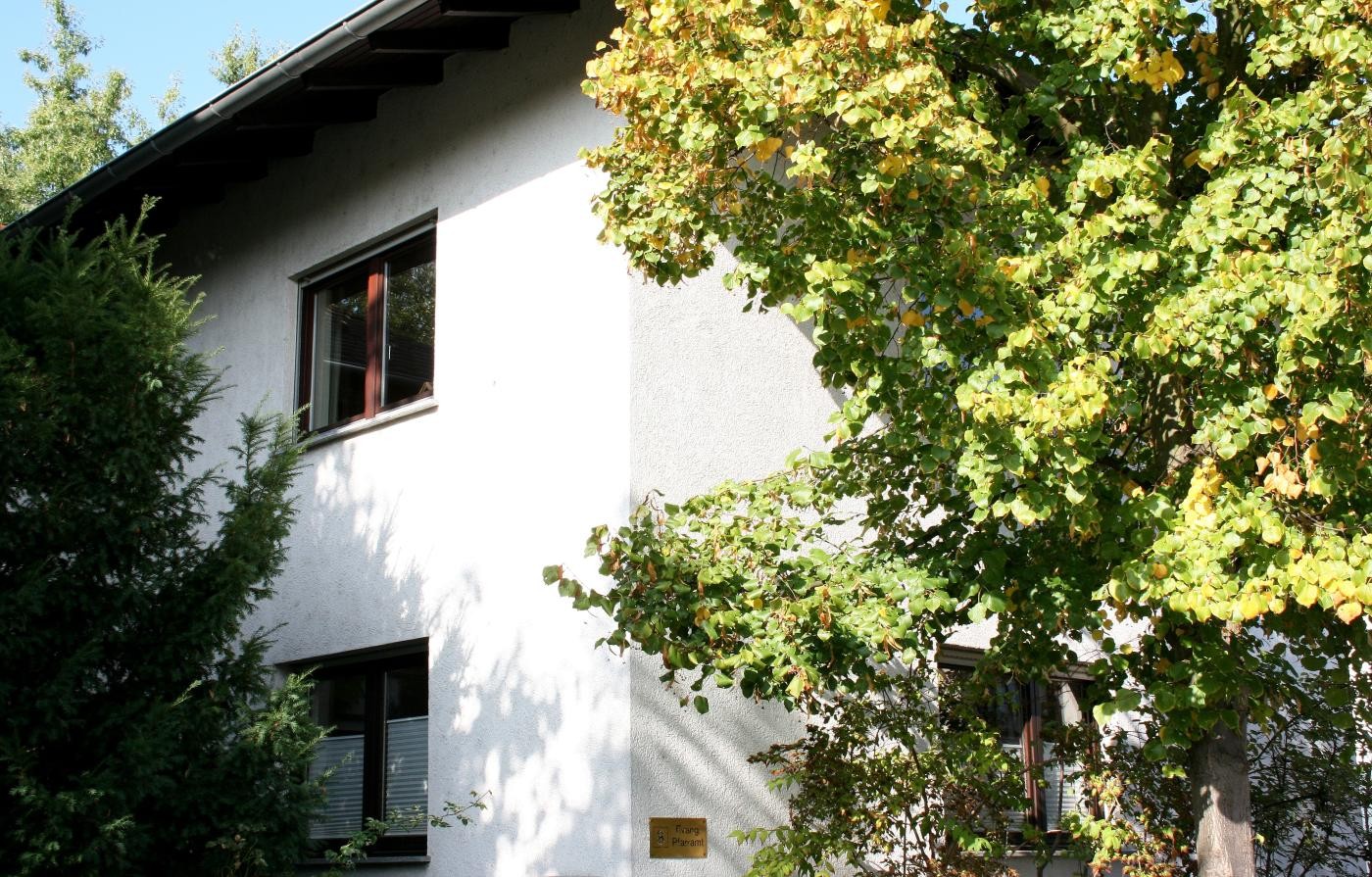 Bild zeigt einen Ausschnitt des Gebäudes, in welchem das evangelische Pfarramt untergebracht ist