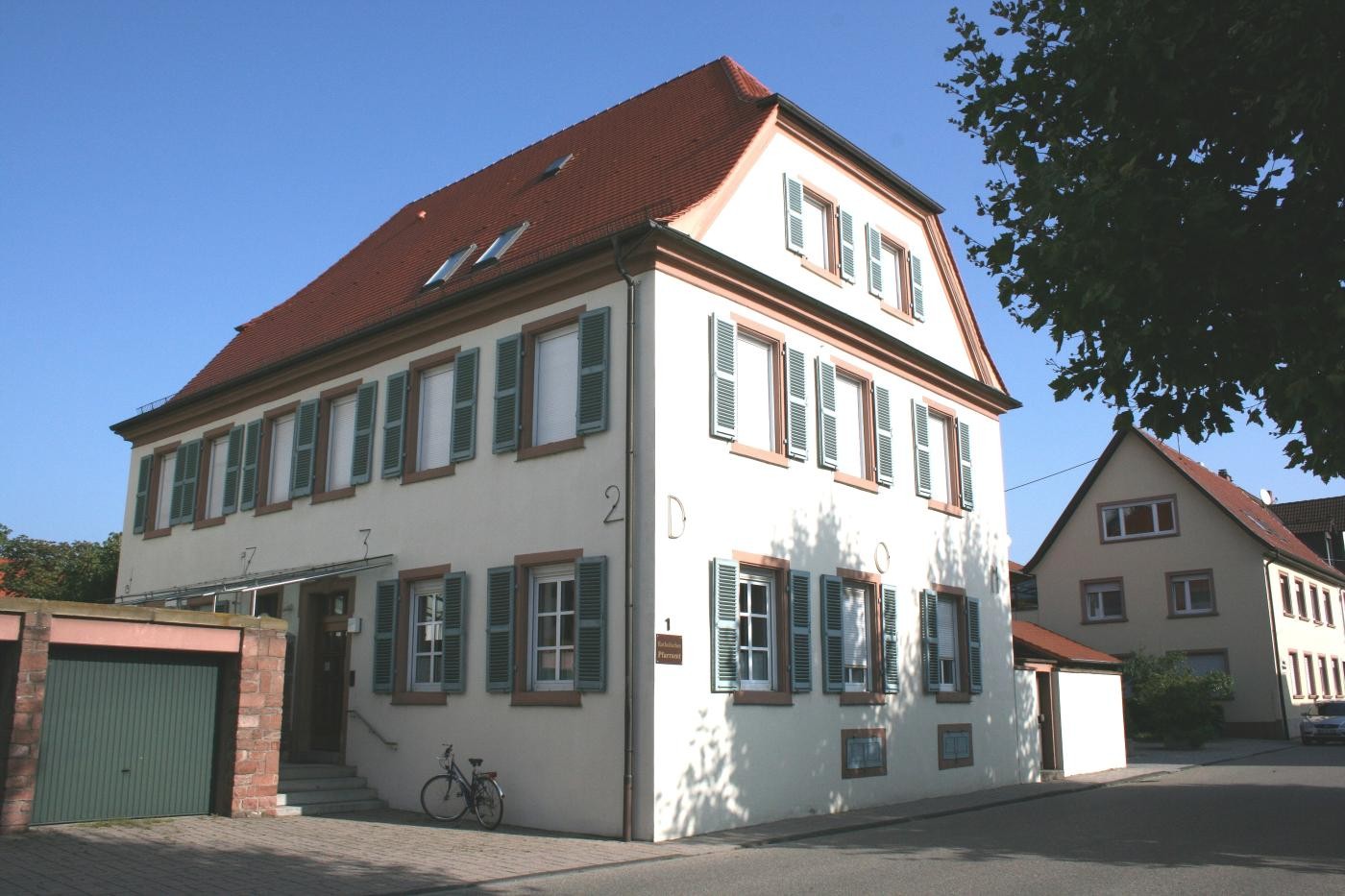 Bild zeigt eine Außenansicht des Gebäudes, in welchem das katholische Pfarramt untergebracht ist