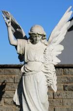 Engelsfigur auf dem Friedhof