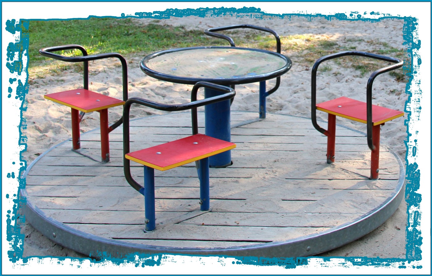 Spielgerät zum Drehen mit Tisch in der Mitte und vier Sitzen