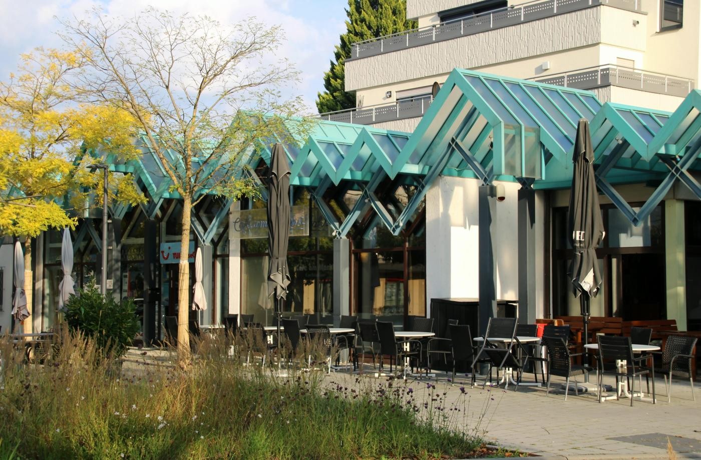Ausschnitt vom Marktplatz mit Café und Reisebüro