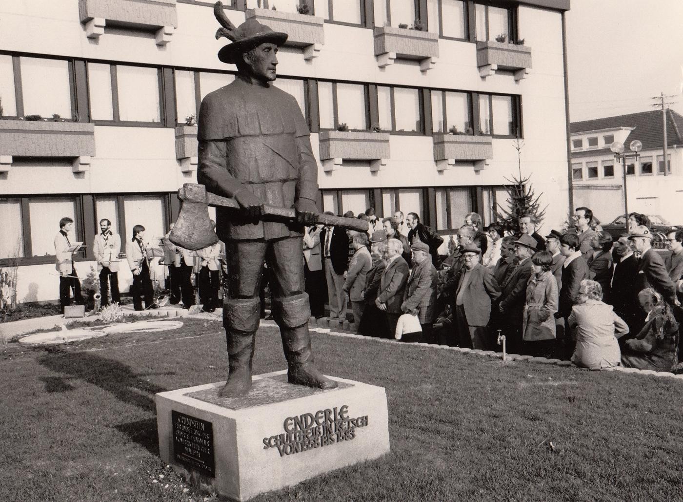 Das Bild zeigt die Einweihung des erweiterten Rathaus-Gebäudes
