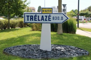 Hinweisschild mit Kilometerangabe, wie weit es nach Trélazé ist