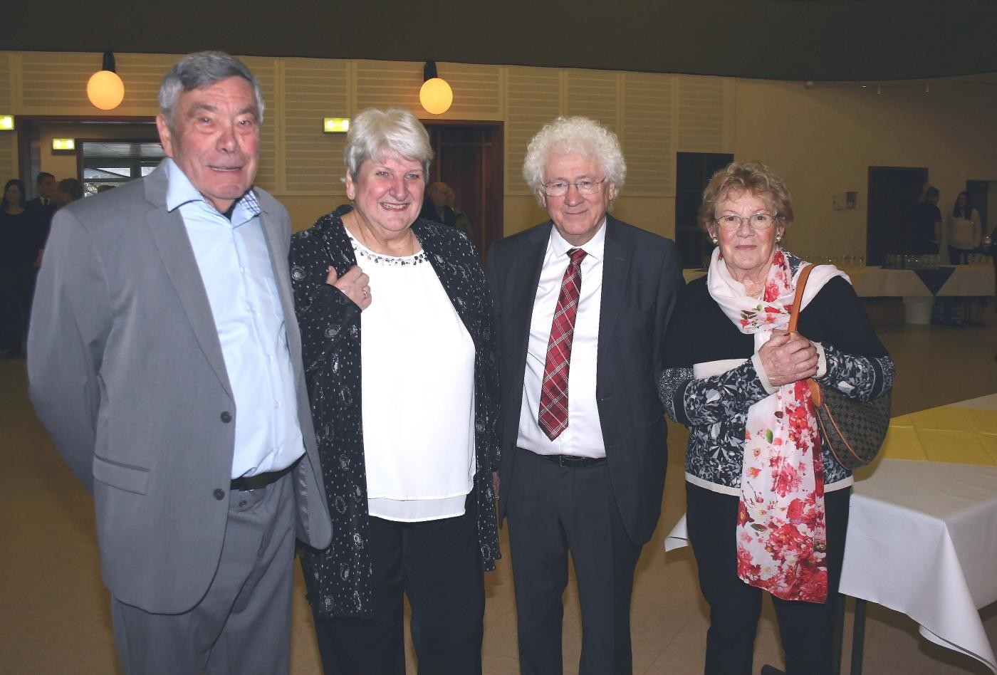 Das Bild zeigt Bürgermeister Marc Goua und seine Frau Francoise beim Neujahrsempfang zusammen mit Ketscher Freunden