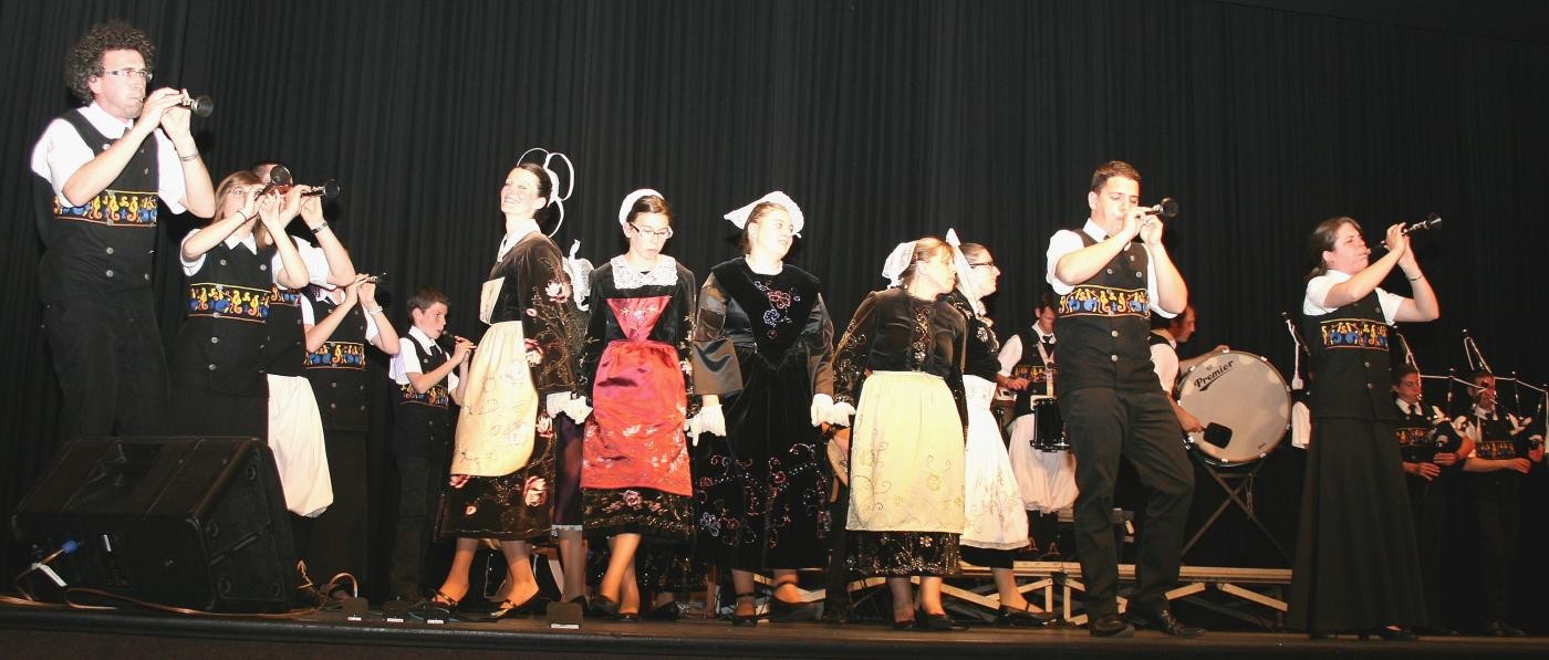 Das Bild zeigt das Ensemble "Bagad Men Glaz" bei seiner Darbietung in der Rheinhalle