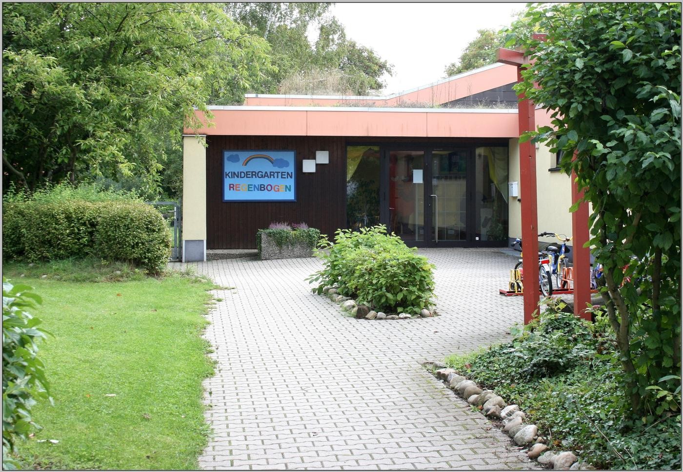 Außenansicht Eingangsbereich des Kindergartens Regenbogen