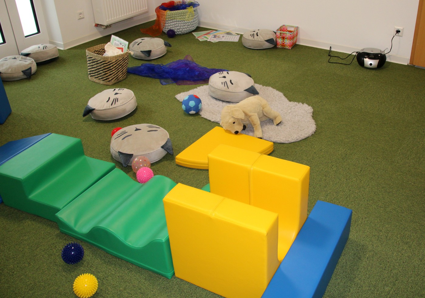 Spielzimmer mit Kissen und Bewegungselementen