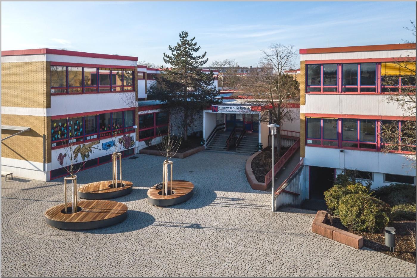 Schulhof und Außenansicht Schulgebäude