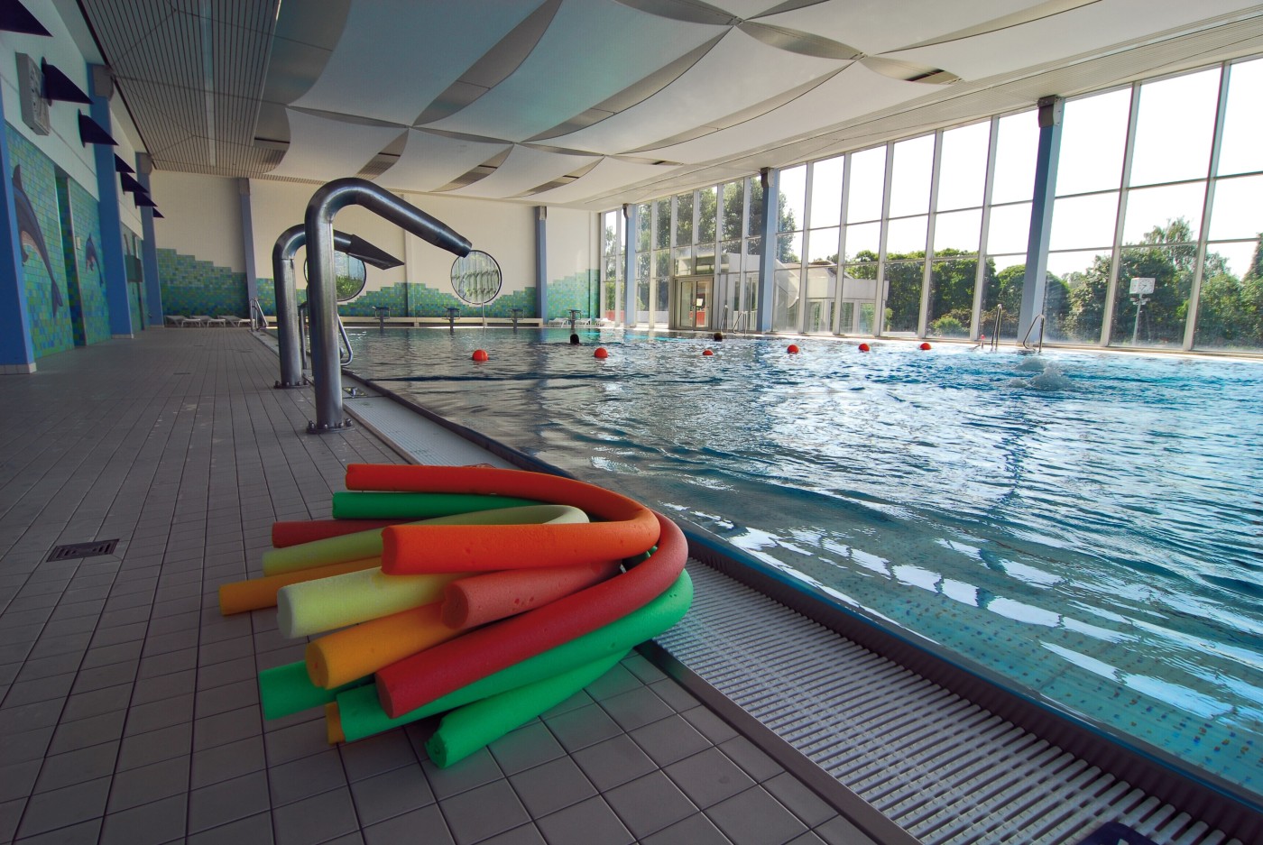 Schwimmbecken im Hallenbad