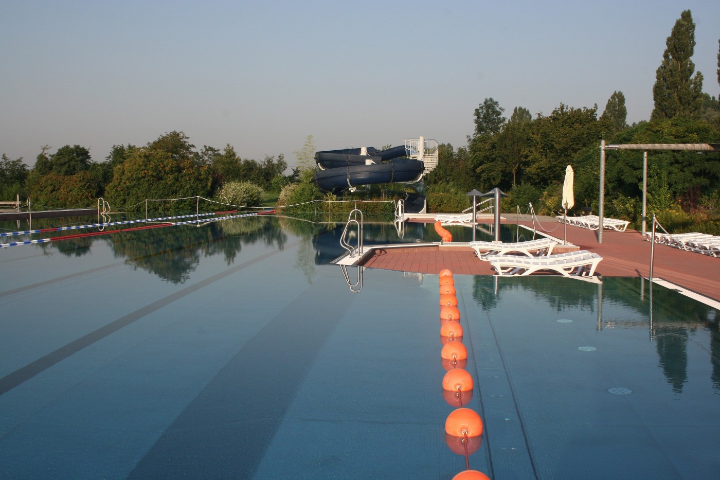 Ansicht des Freibad-Sportbeckens am frühen Morgen