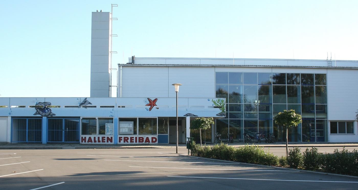 Außenansicht des Schwimmbadgebäudes