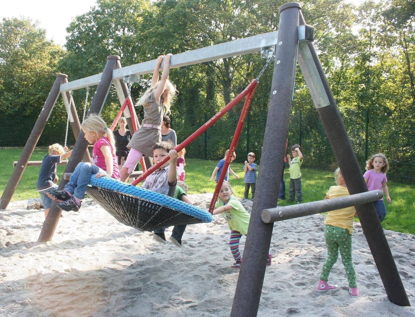 Vogelnestschaukel am Badestrand