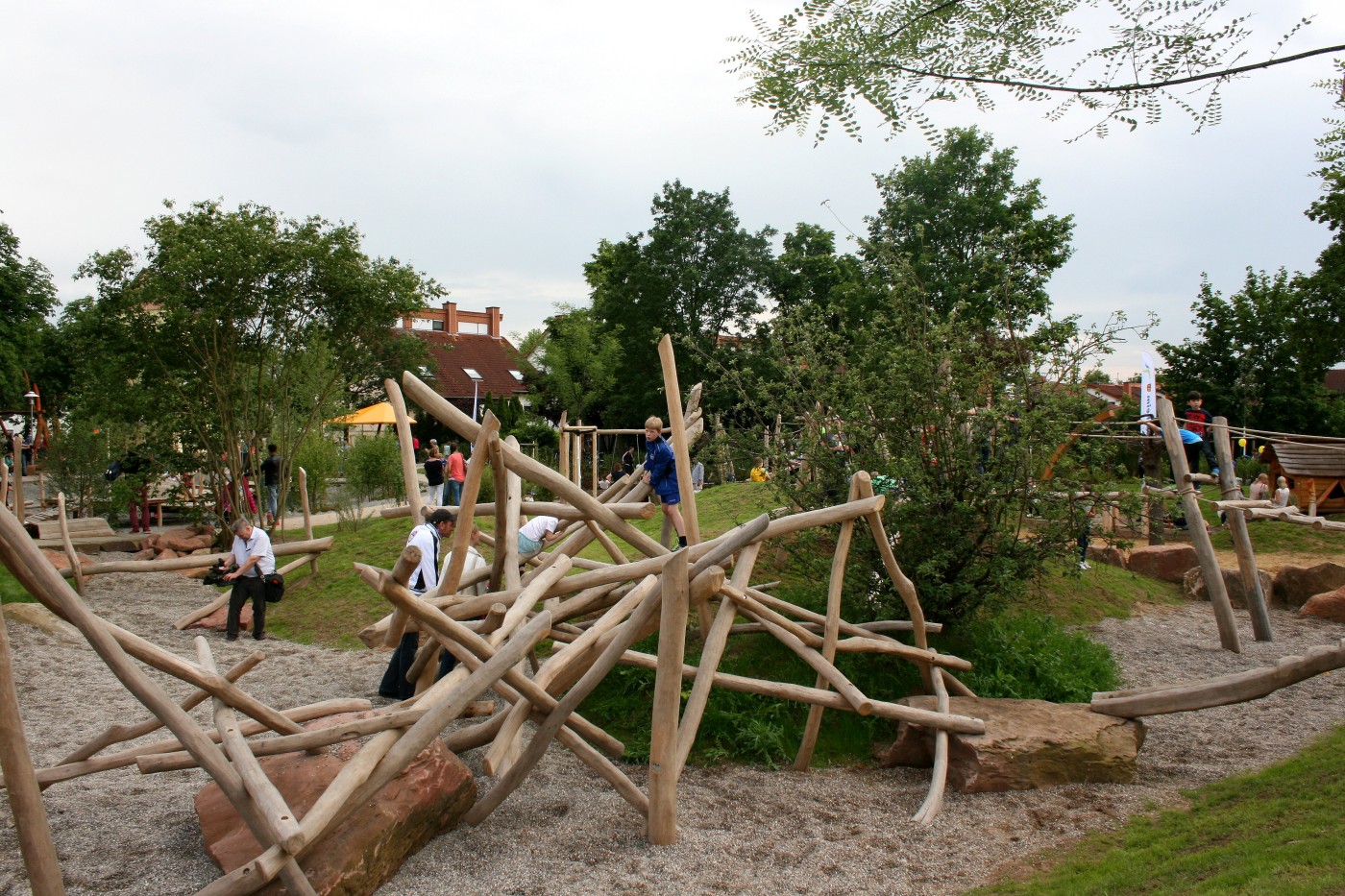 Das Bild zeigt die als Mikadostäbe angelegten Holzbalken in der Anlage