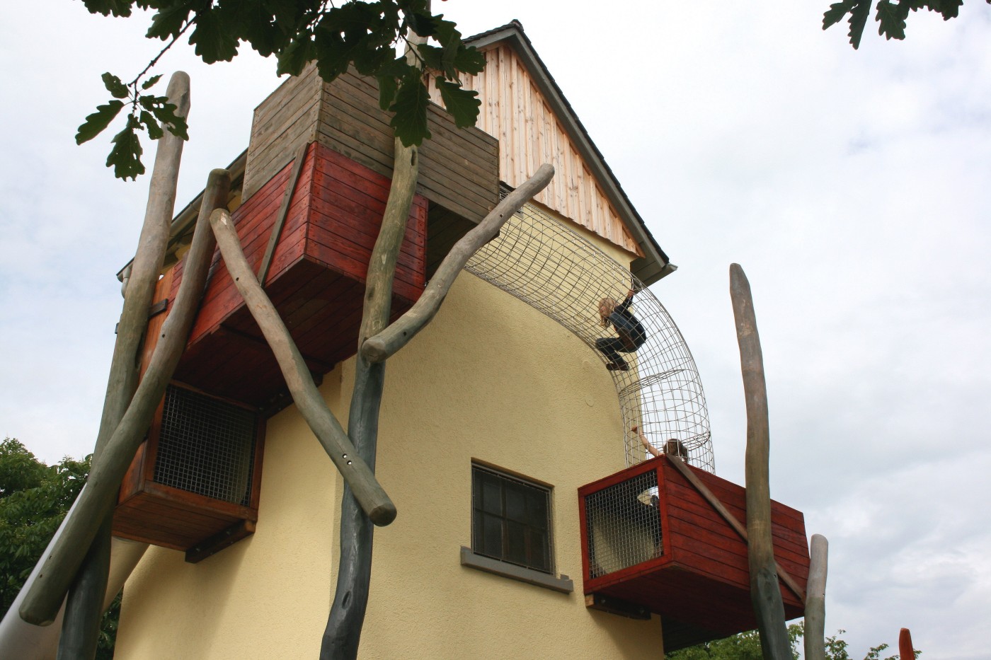 Das Bild zeigt den Kletterturm