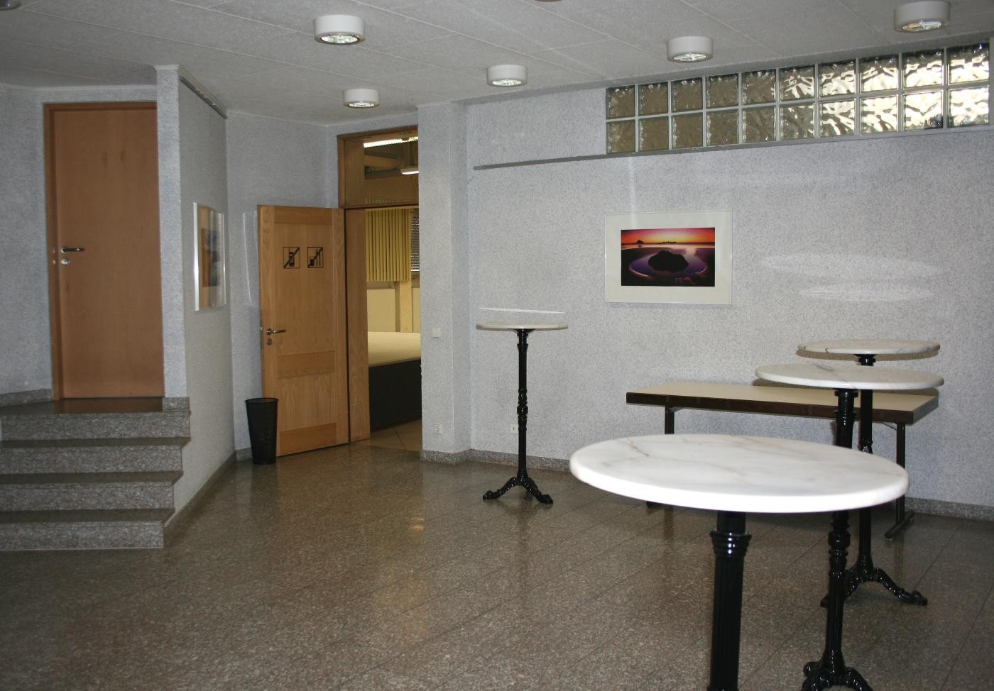 Bild zeigt das Foyer und den Eingang zum Saal des Ferdinand-Schmid-Hauses