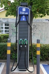 Ladesäule auf dem Parkplatz beim Nahkauf