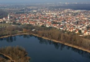 Luftaufnahme mit Häusern und Anglersee