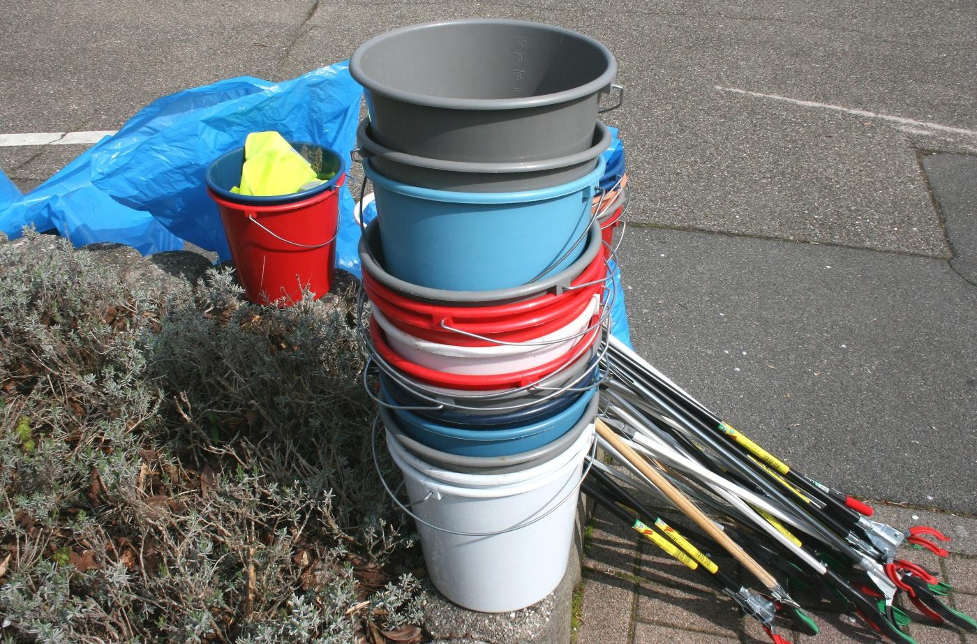 Gestapelte Eimer und Greifzangen