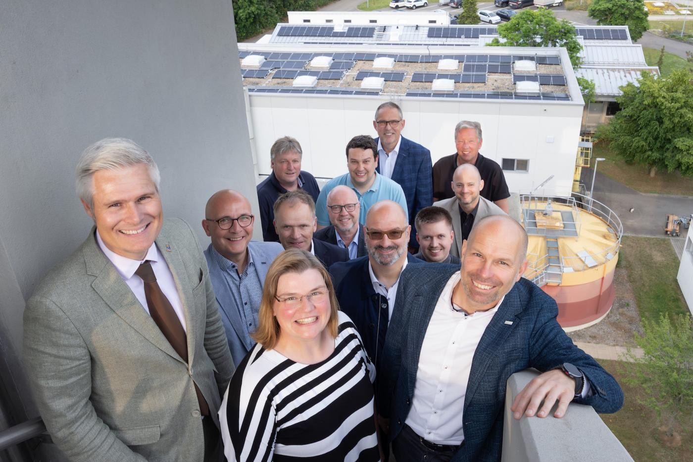 Mehrere Bürgermeister auf dem Dach des Klärwerks